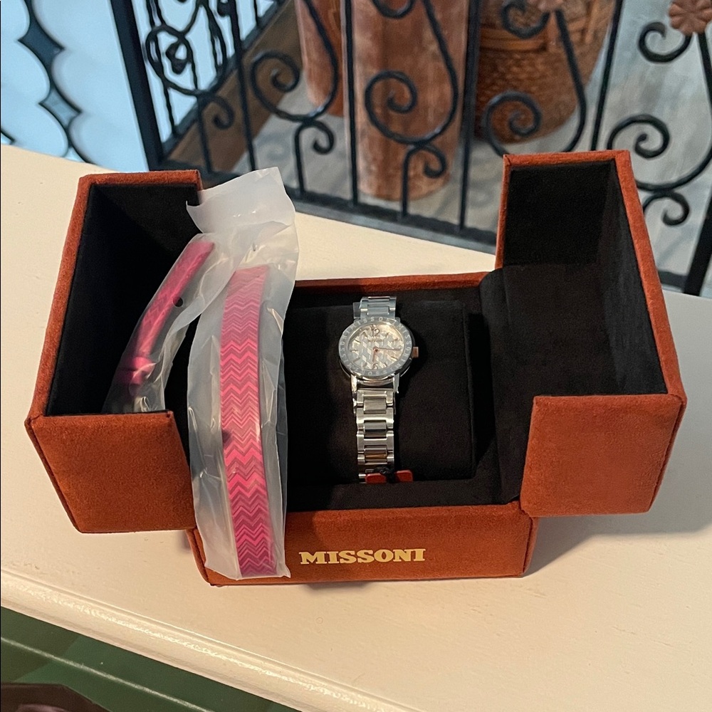 Missoni Women's Interchangeable Strap Watch with Silver or Pink Leather Strap - Picture 7 of 8